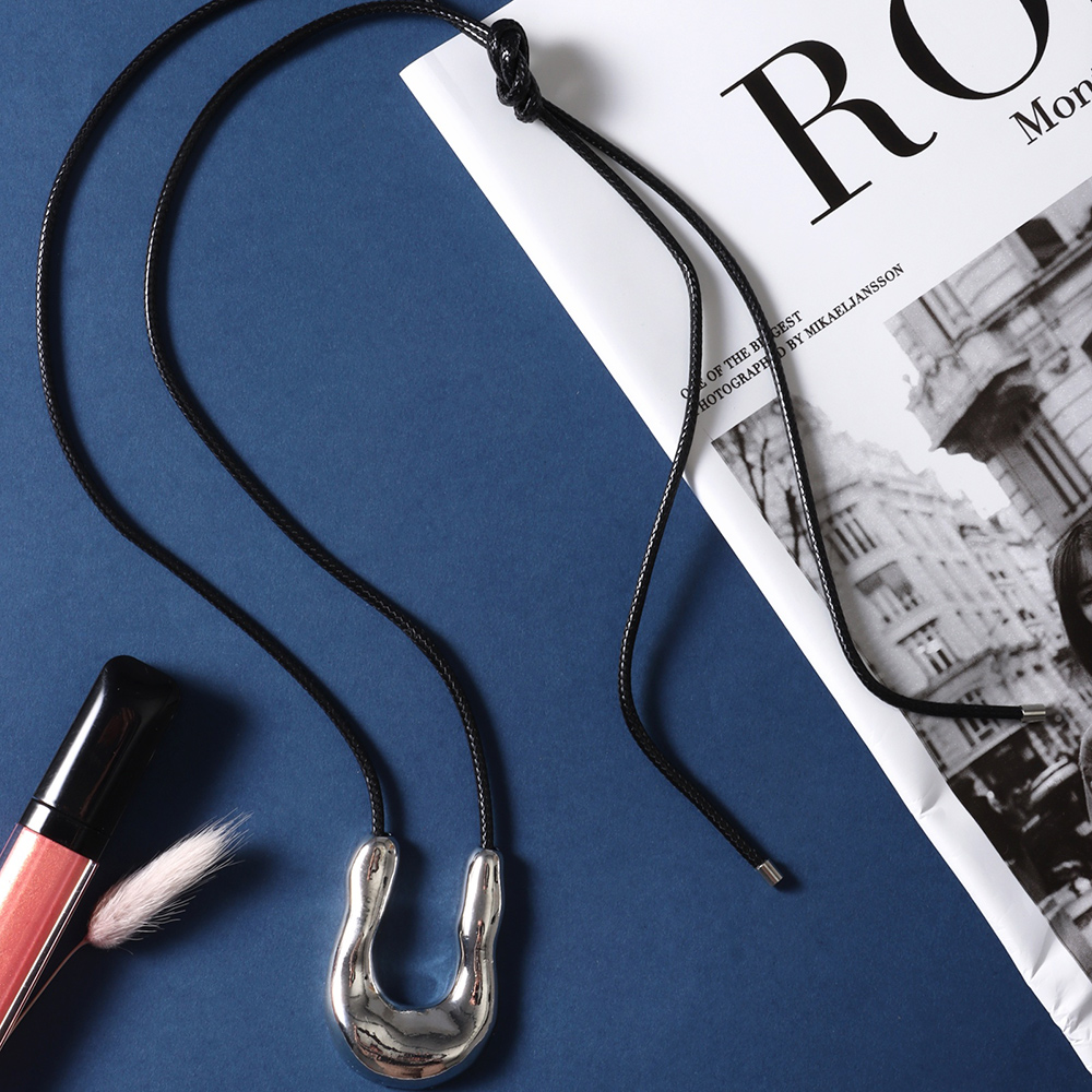 Бижутерия Queen Fair 10840664 Кулон на шнурке Подкова крупная, искусственная кожа, бижутерный сплав, серебро, 90 см