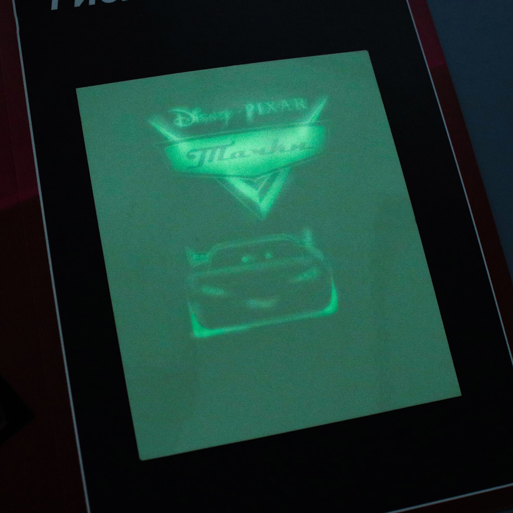 картинка Набор для рисования светом Disney 4365440 Магия света, Тачки, картон, пластик, 21*2,5*15 см 