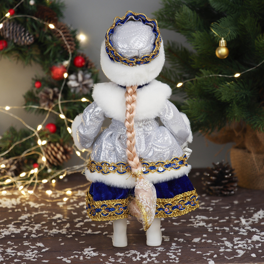 Новогодняя Игрушка Снегурочка 7856834 В меховом жилете с брошами,длинное платье 30 см, серебристо-синий