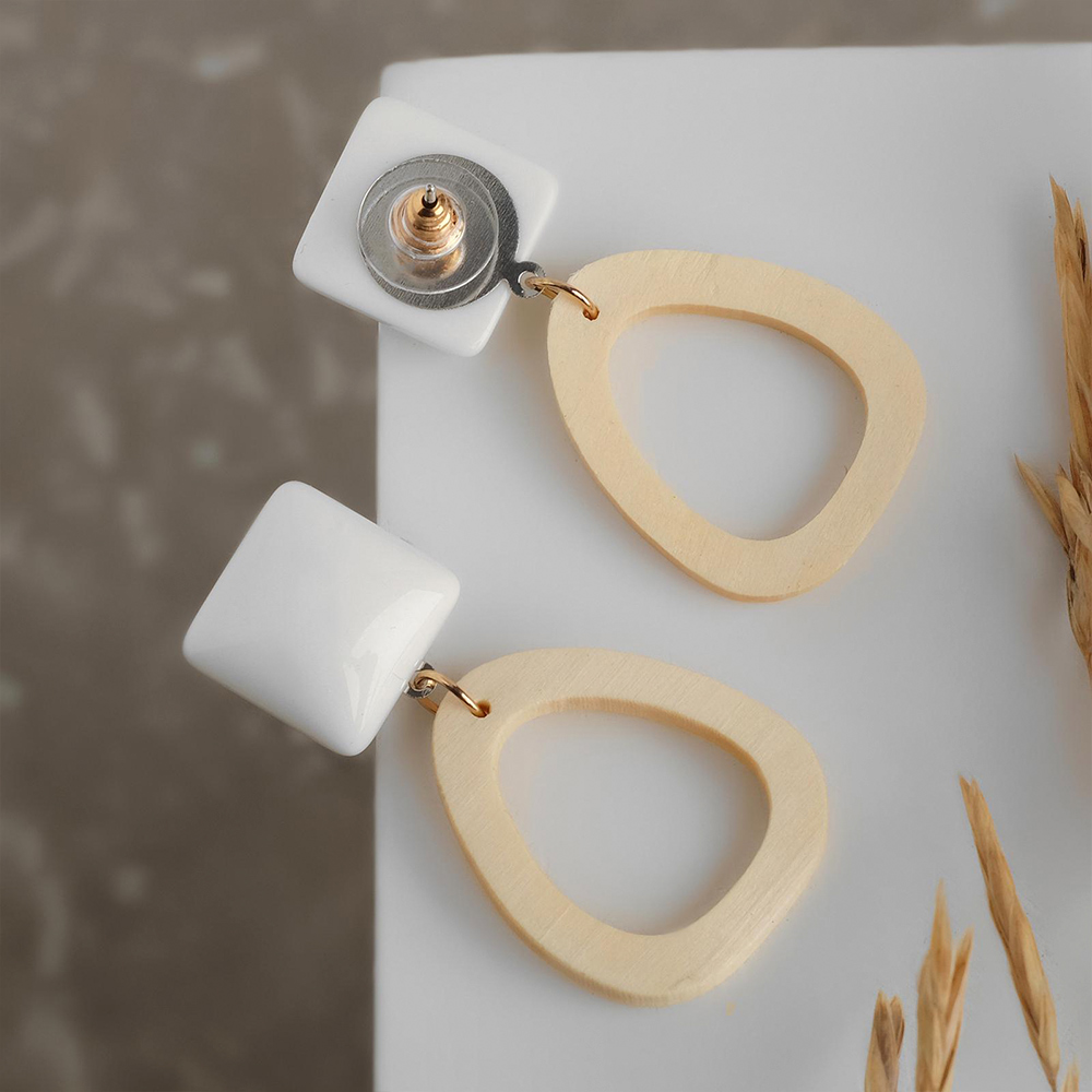 Бижутерия Queen Fair Серьги Ваканда, треугольник, цвет:бело-бежевый, Дерево, полистоун, бижутерный сплав, 4,8 см